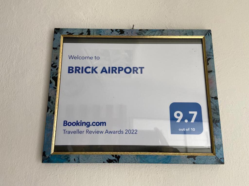 Brick Airport Apartment Cristian  Bagian luar foto