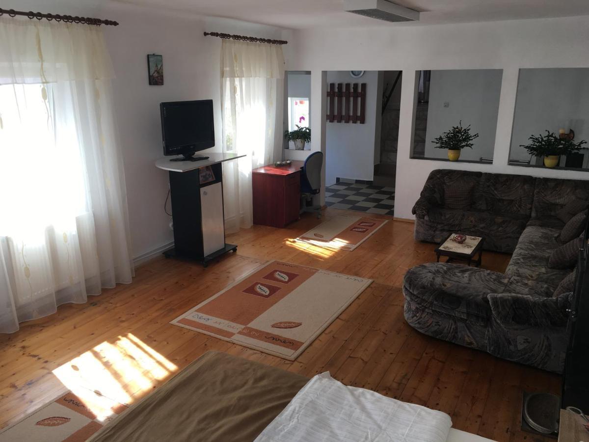 Brick Airport Apartment Cristian  Bagian luar foto